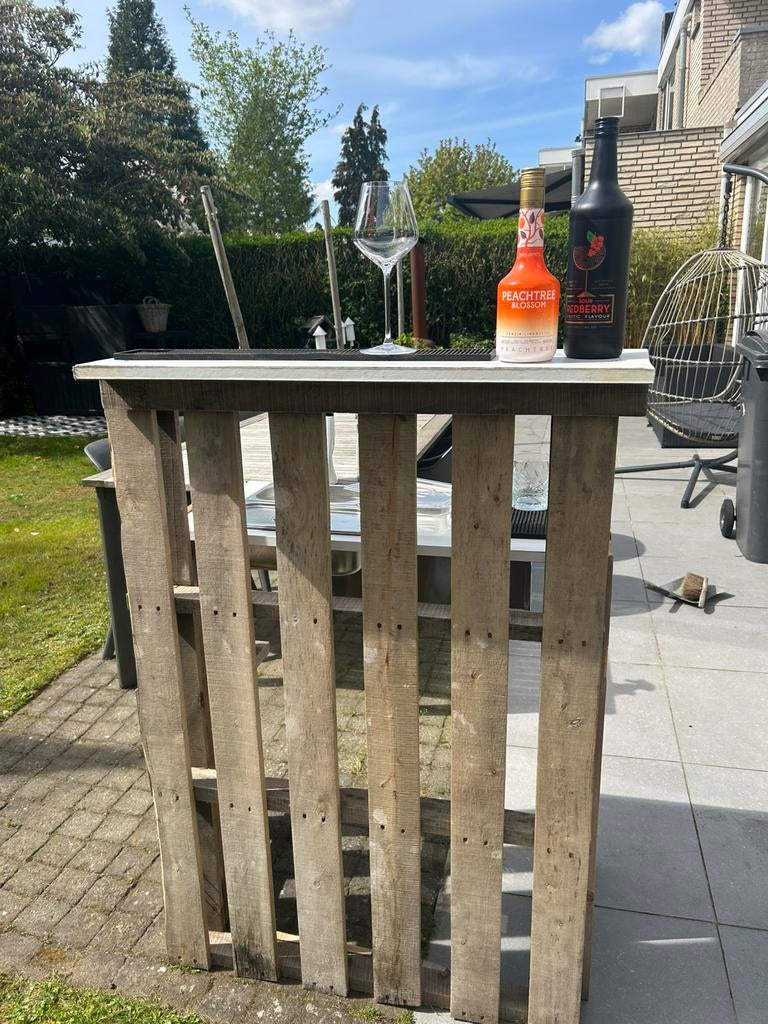 GRATIS AF TE HALEN: zelf gemaakte bar van pallets, Tuin en Terras, Tuinhekken en Hekwerk, Ophalen, Zo goed als nieuw, Hout, Tuinhek