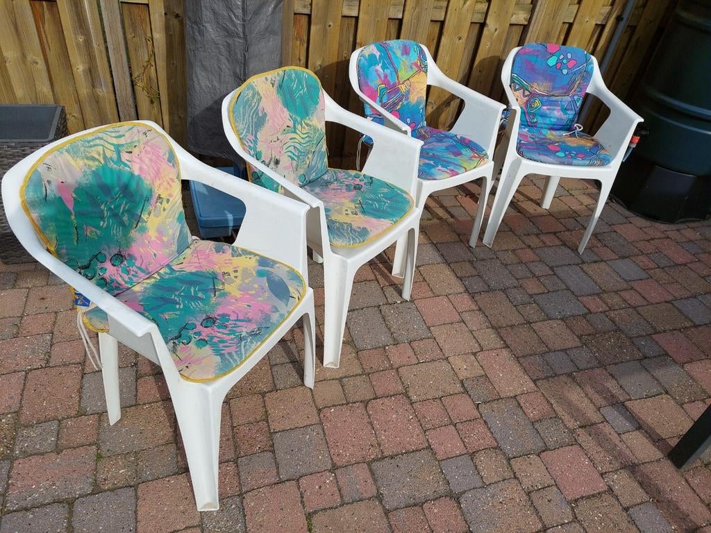 4 Kunststof tuinstoeltjes met kussen, Ophalen, Gebruikt, Kunststof, Stapelbaar