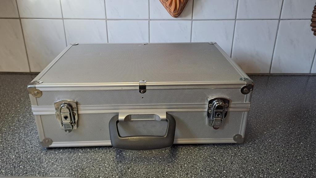 Zilverkleurige aluminium koffer, Sieraden, Tassen en Uiterlijk, Koffers, Gebruikt, Onbekend, Minder dan 50 cm, Ophalen of Verzenden