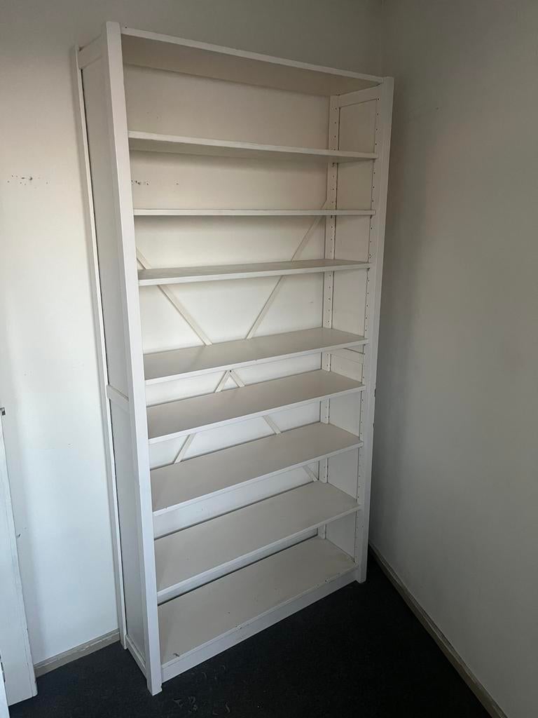 Degelijke houten witte boekenkast of stellingkast, Ophalen, Zo goed als nieuw