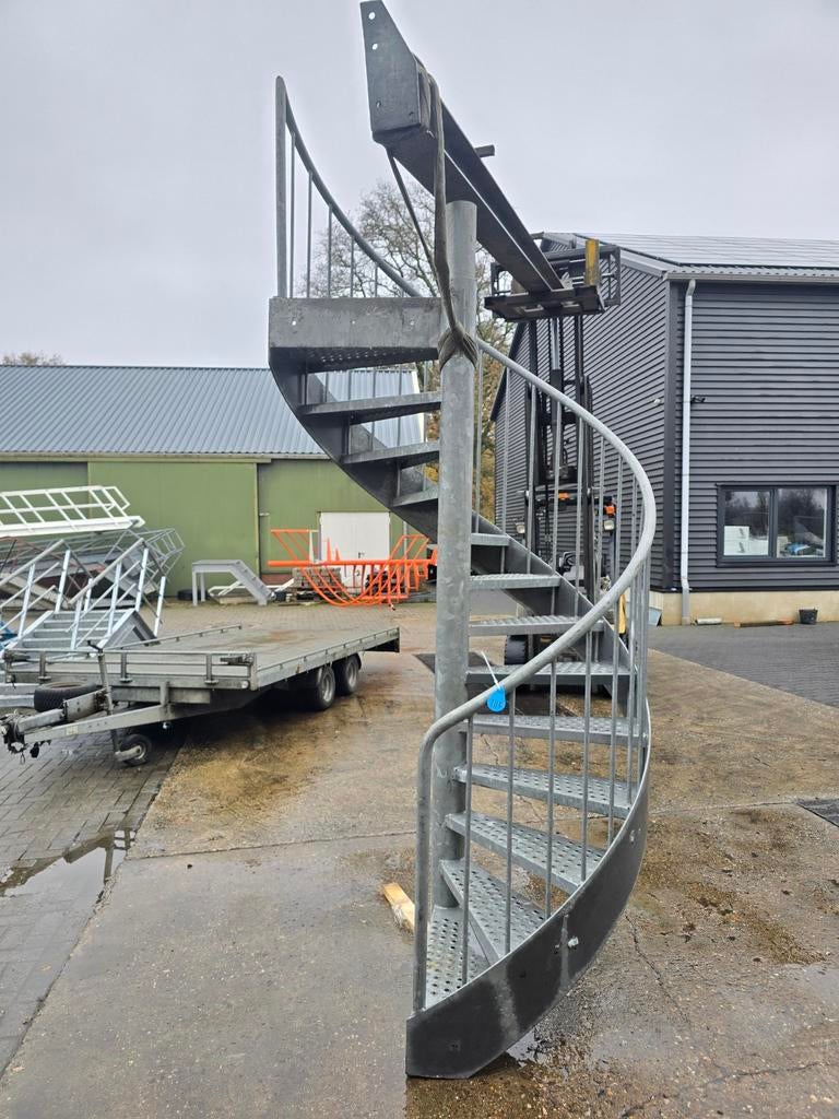 Stalen wenteltrap gegalv. Hoog 2,7 mtr. Nob184, Doe-het-zelf en Verbouw, Ladders en Trappen, Ophalen, 2 tot 4 meter
