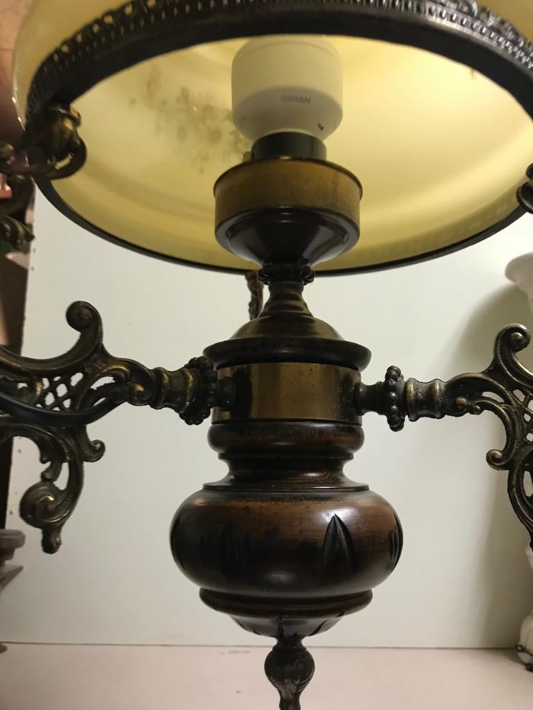 Houten plafondlamp met metalen details en rookglazen kap, Ophalen of Verzenden