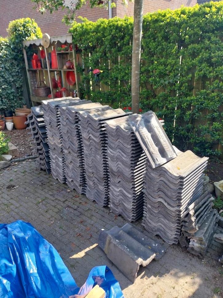 Gratis! Nu nog over 90 stuks Lafarge dakpannen. Weg is Weg, Doe-het-zelf en Verbouw, Dakpannen en Dakbedekking, Dakpannen, Steen of Klei