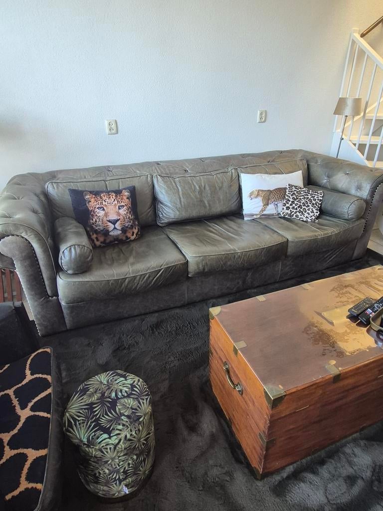 Leren Chesterfield bank - 4-zits - Olijfgroen, 250 tot 300 cm, Gebruikt, Chesterfield, Klassiek, Vintage, Ophalen of Verzenden