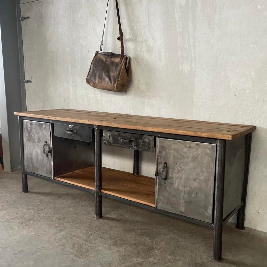 Oude stalen werkbank, dressoir, vintage kast, keuken, Ophalen