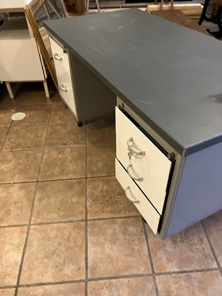 Gispen metalen bureau, Ophalen, Zo goed als nieuw