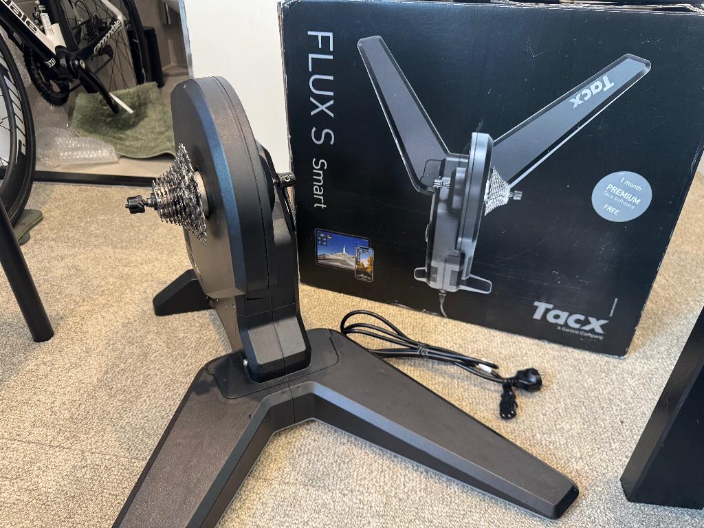 Tacx Flux S Smart Trainer + Shimano 105 cassette, Ophalen, Zo goed als nieuw, Overige typen