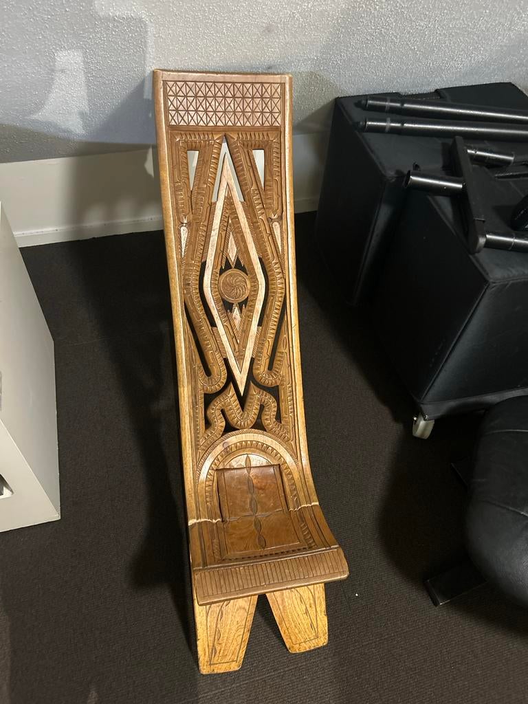 Handgemaakt Surinaams Zitstoeltje, Huis en Inrichting, Stoelen, Gebruikt, Eén, Hout, Bruin, Ophalen of Verzenden