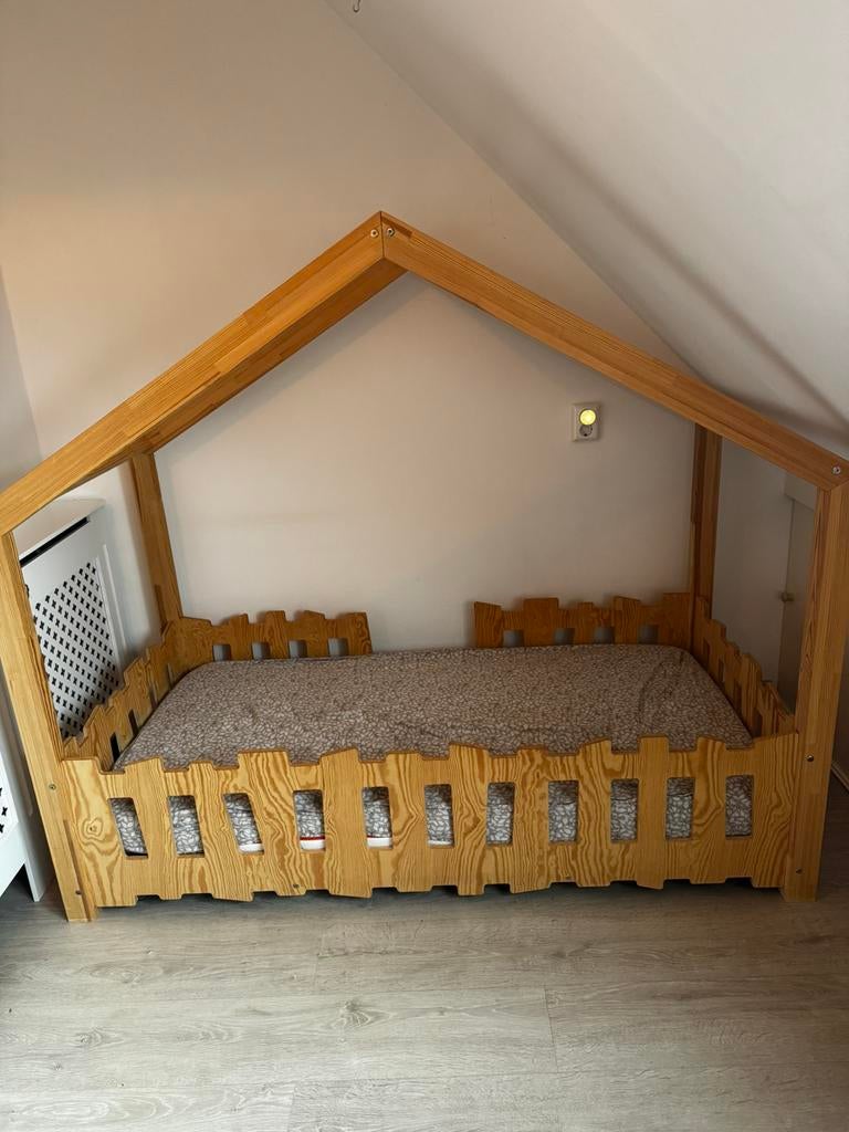 Kinderbed • peuterbed • bedhuisje • huisje • petit puk., 70 tot 85 cm, Zo goed als nieuw, Matras, 140 tot 160 cm
