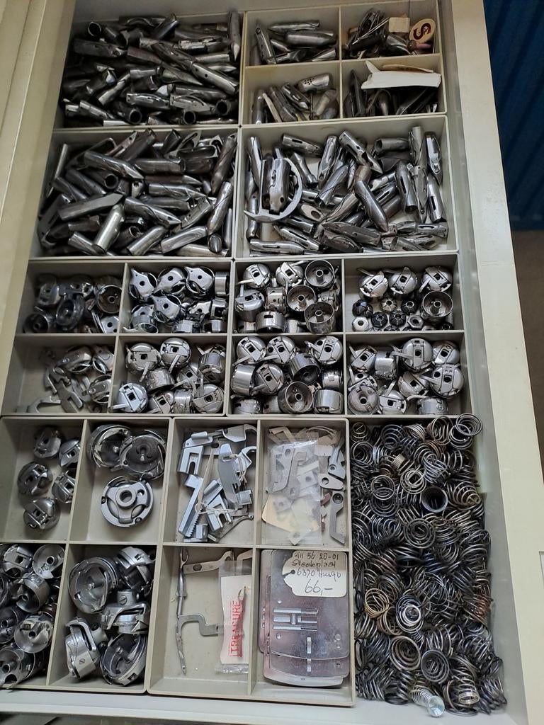 Ladekast onderdelen antieke naaimachines, Ophalen