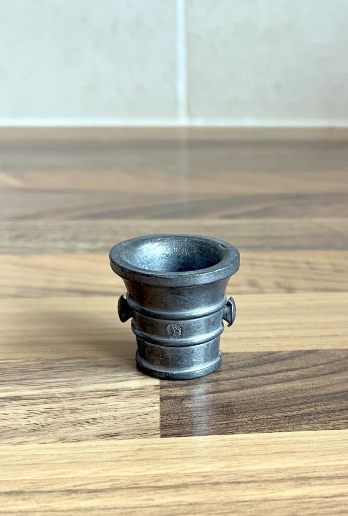 vintage tinnen miniatuur vijzel met stamper voor letterbak, Ophalen of Verzenden