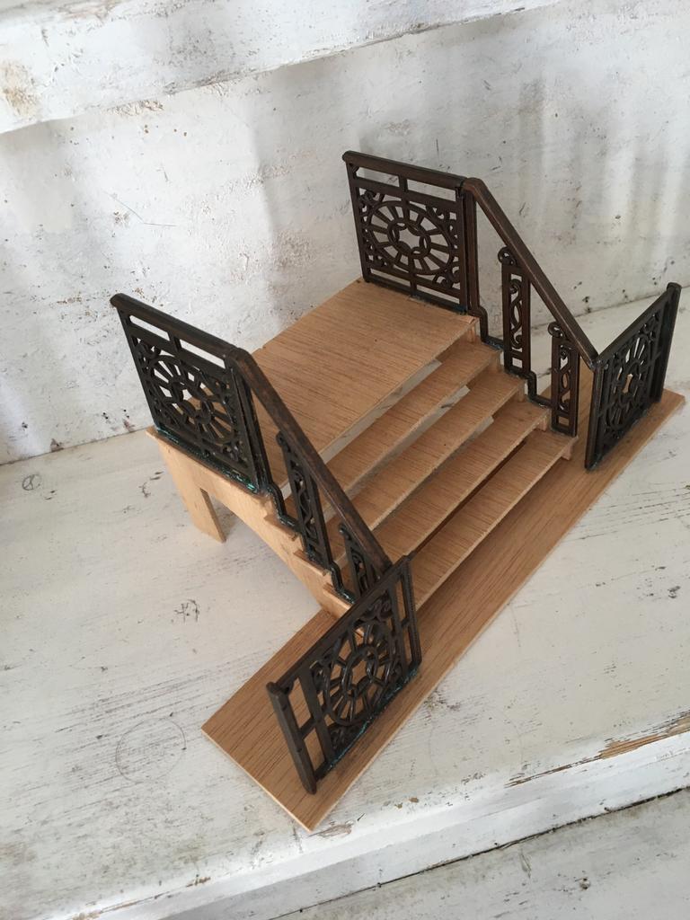 Houten trap/veranda voor poppenhuis als Nieuw., Antiek en Kunst, Antiek | Speelgoed, Ophalen of Verzenden