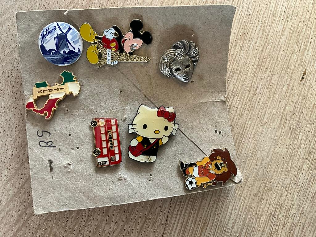 Diverse oude pins: Mickey, Hello Kitty, Holland, London, Ita, Ophalen of Verzenden, Gebruikt, Figuurtje, Speldje of Pin