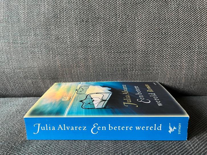 Julia Alvarez - Een betere wereld., Boeken, Romans, Zo goed als nieuw, Ophalen of Verzenden
