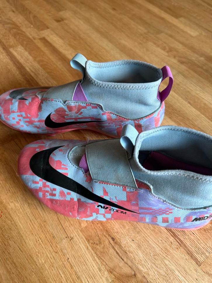 Nike voetbalschoen zonder veters maat 37,5, Sport en Fitness, Voetbal, Gebruikt, Schoenen, Maat XS of kleiner, Ophalen