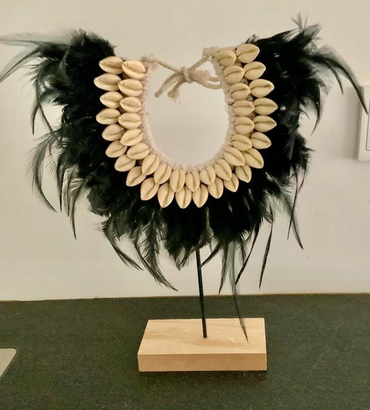 Statement veren ketting met kauri schelpen op standaard, Huis en Inrichting, Woonaccessoires | Kransen, Zo goed als nieuw, Ophalen of Verzenden