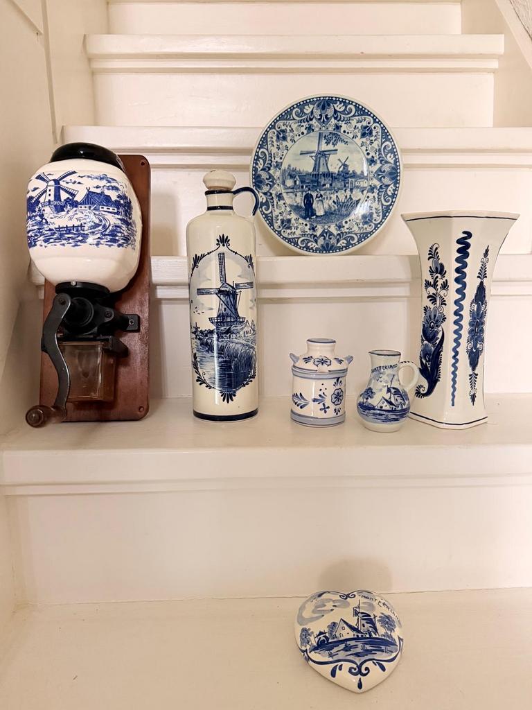 Kleine partij Delfts Blauw: koffiemolen, hart en vaasje, Antiek en Kunst, Ophalen