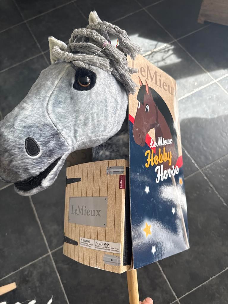 LeMieux Hobby Horse - Grijs paard op stok, Ophalen of Verzenden, Zo goed als nieuw, Jongen of Meisje