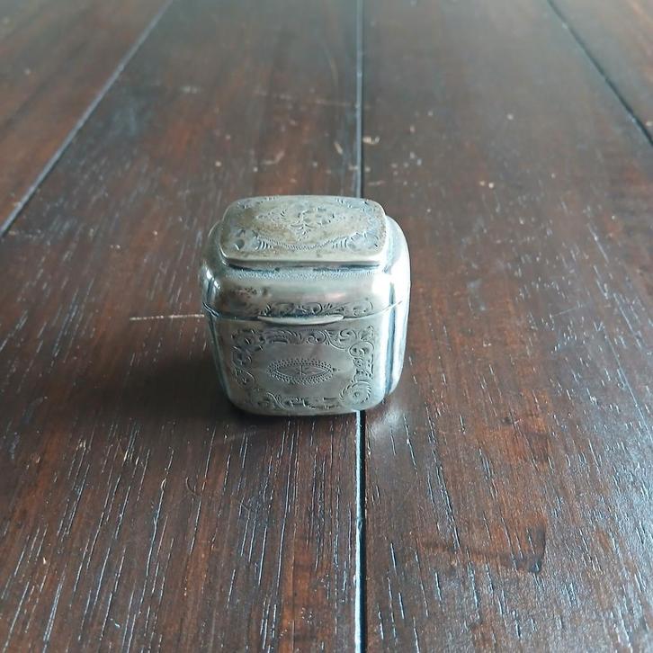 Antiek Zilveren Doosje met Sierlijke Gravures, Antiek en Kunst, Antiek | Goud en Zilver, Zilver, Ophalen