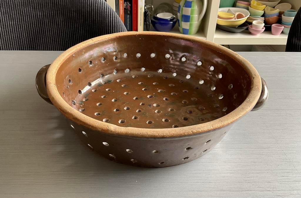 Antiek aardewerk vergiet met handvaten, Ophalen of Verzenden