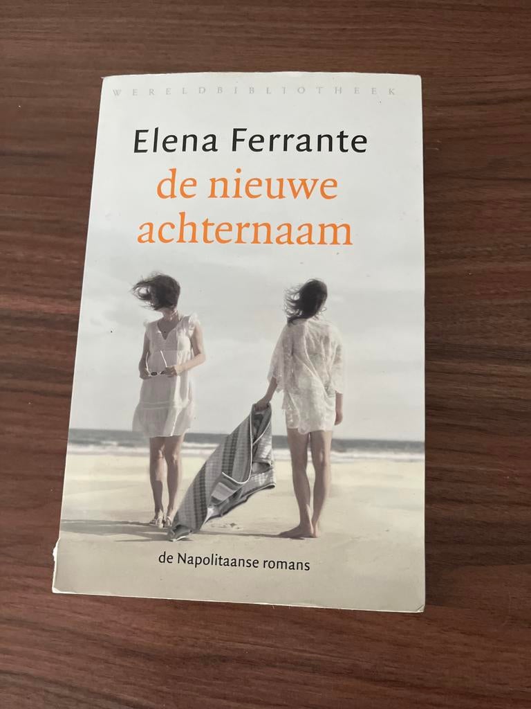 De nieuwe achternaam - Elena Ferrante (Wereldbibliotheek), Boeken, Ophalen of Verzenden, Gelezen, Europa overig