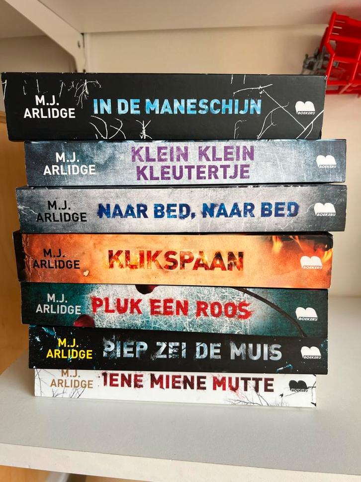 M.J. Arlidge Helen Grace serie - 7 delen, Boeken, Detectives, Gelezen, Ophalen of Verzenden