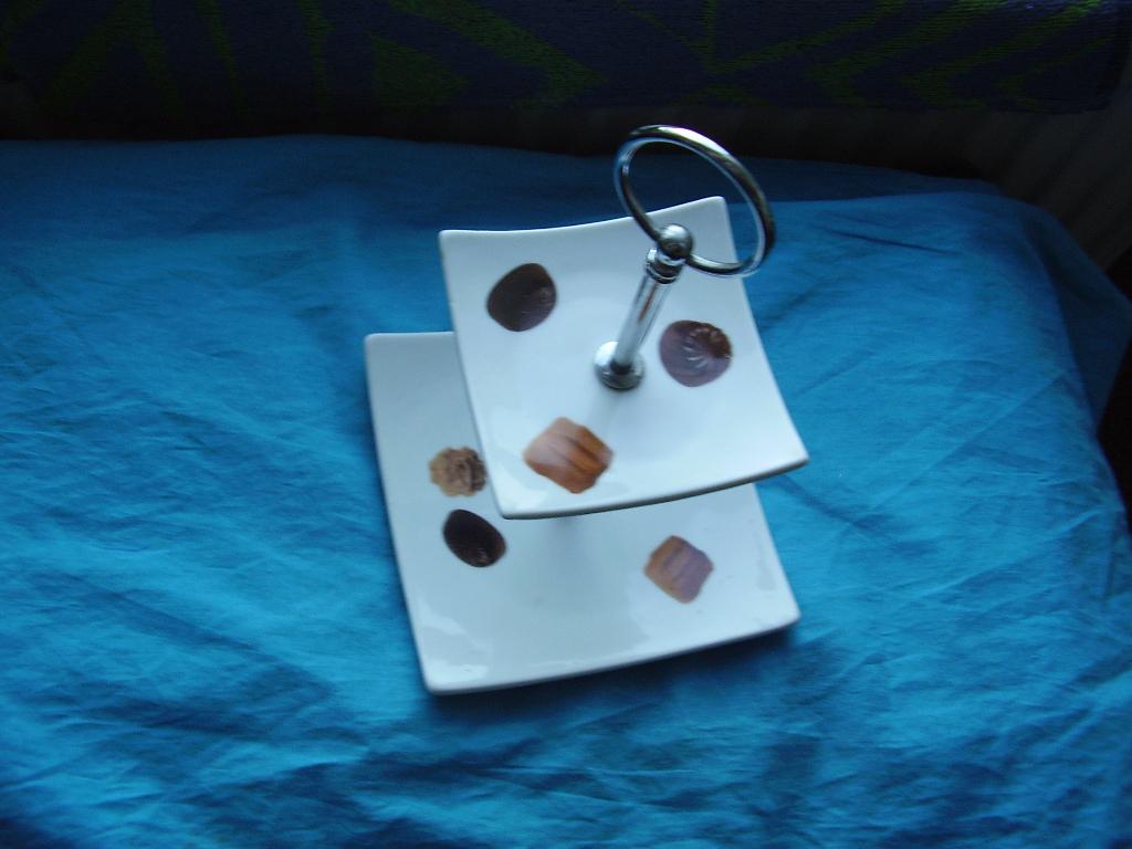 bonbondish bonbon keramiek cake chocolade schaal aardewerk, Schaal, Ophalen of Verzenden, Zo goed als nieuw, Rechthoekig