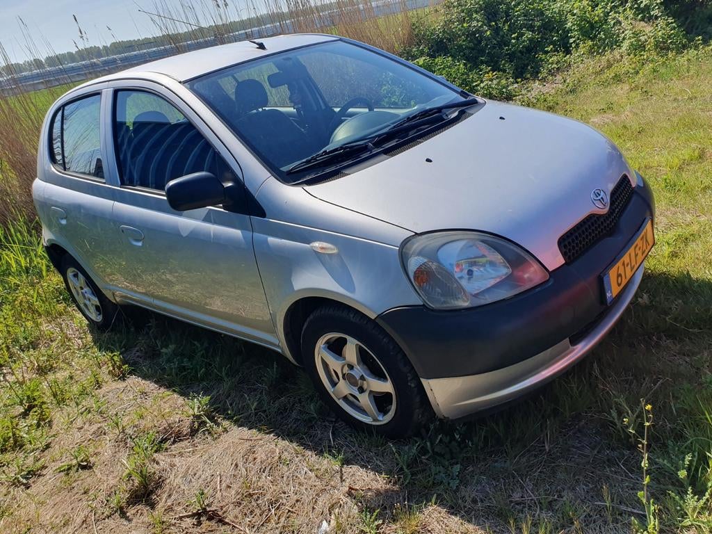 Toyota Yaris 1.0 16V Vvti 5DR 2002 Grijs, Auto's, Voorwielaandrijving, Stof, 4 cilinders, 400 kg