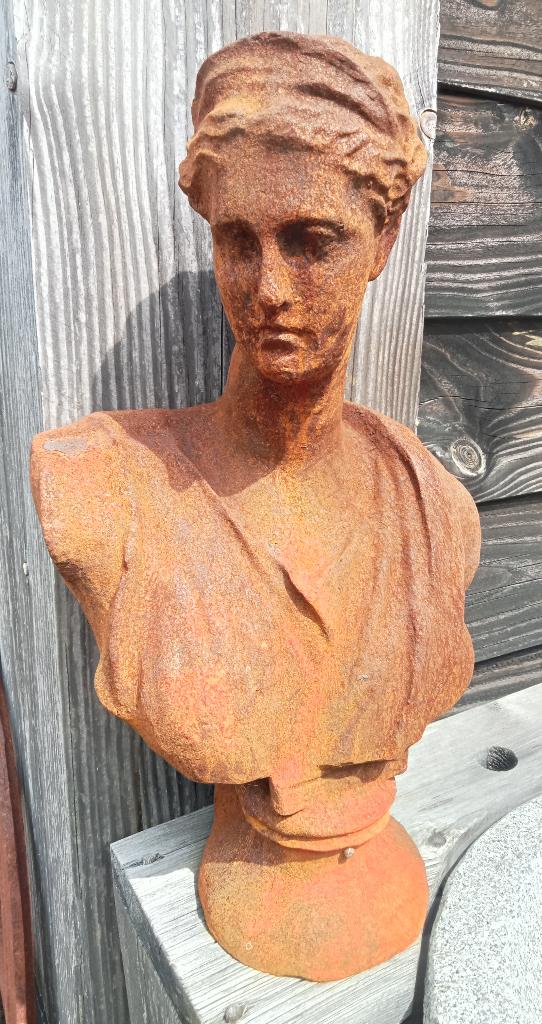 Grote zware gietijzeren borstbeeld vrouw diane., Tuin en Terras, Ophalen of Verzenden, Nieuw, Metaal, Mensenbeeld