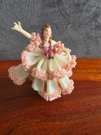 Vintage porseleinen beeldje van danseres, Verzamelen, Beelden en Beeldjes, Ophalen of Verzenden, Zo goed als nieuw, Dier