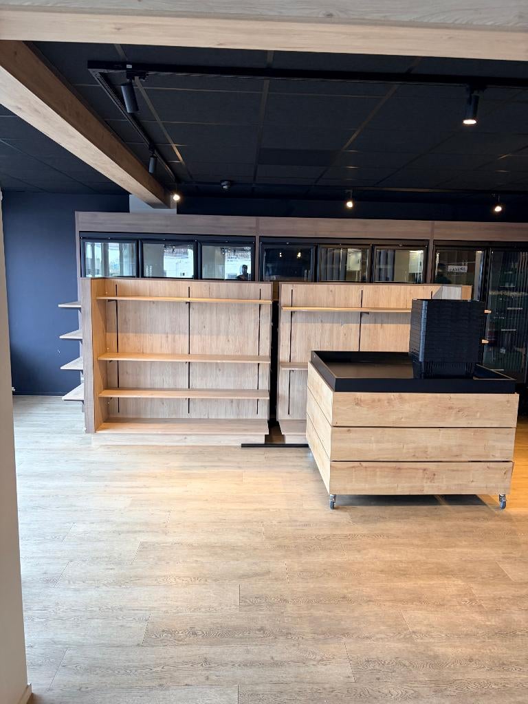 Moderne winkelstellingen  maatwerk  houtlook – retail/horeca, Aankleding binnen, Ophalen, Nieuw zonder verpakking, Inrichting
