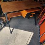 Leuk vormgegeven midcentury bureautje., Ophalen