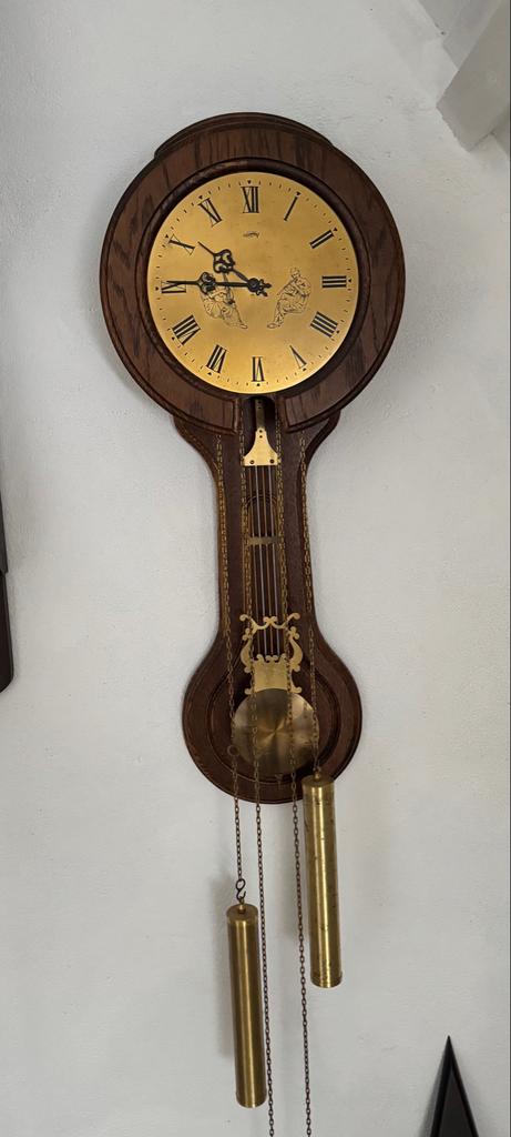Houten wandklok met gouden wijzerplaat, Ophalen