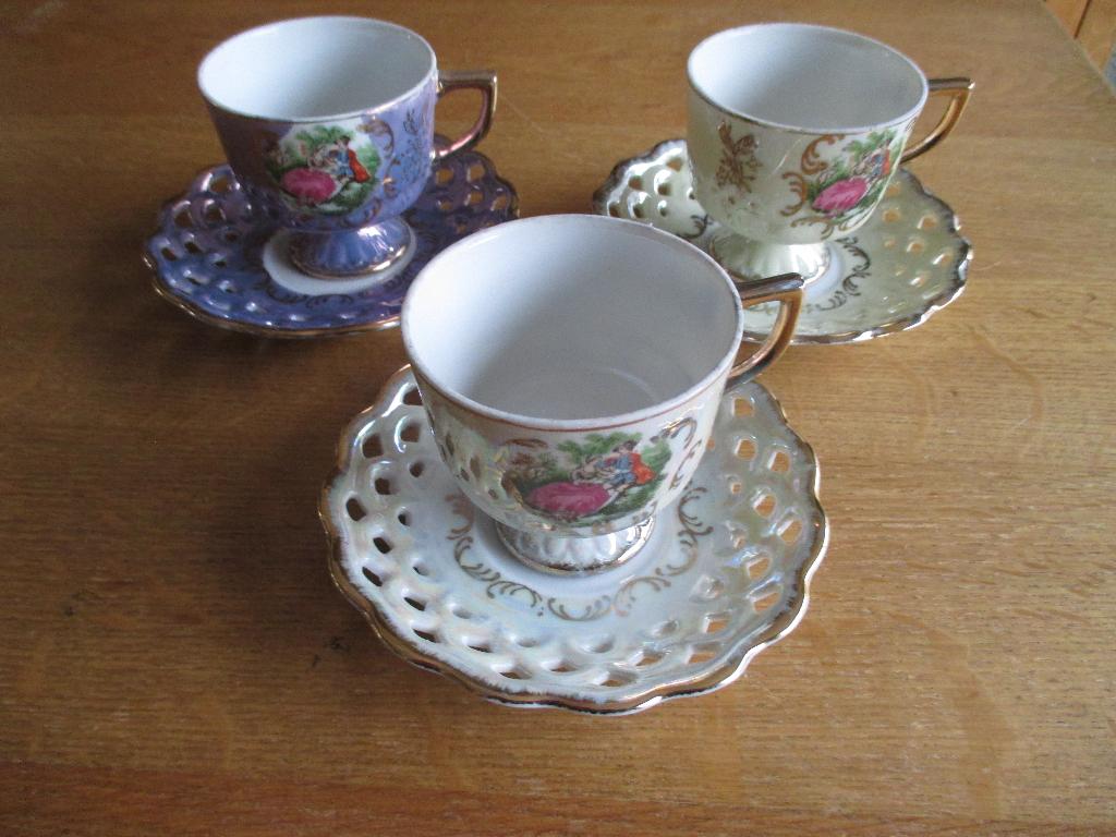 3 kopjes met schotels "Versailles", Ophalen of Verzenden, Zo goed als nieuw, Porselein, Kop en/of schotel