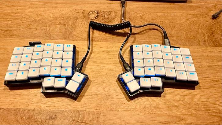 Keebio Iris CE low profile split ergonomisch toetsenbord, Computers en Software, Toetsenborden, Zo goed als nieuw, Qwerty, Bedraad