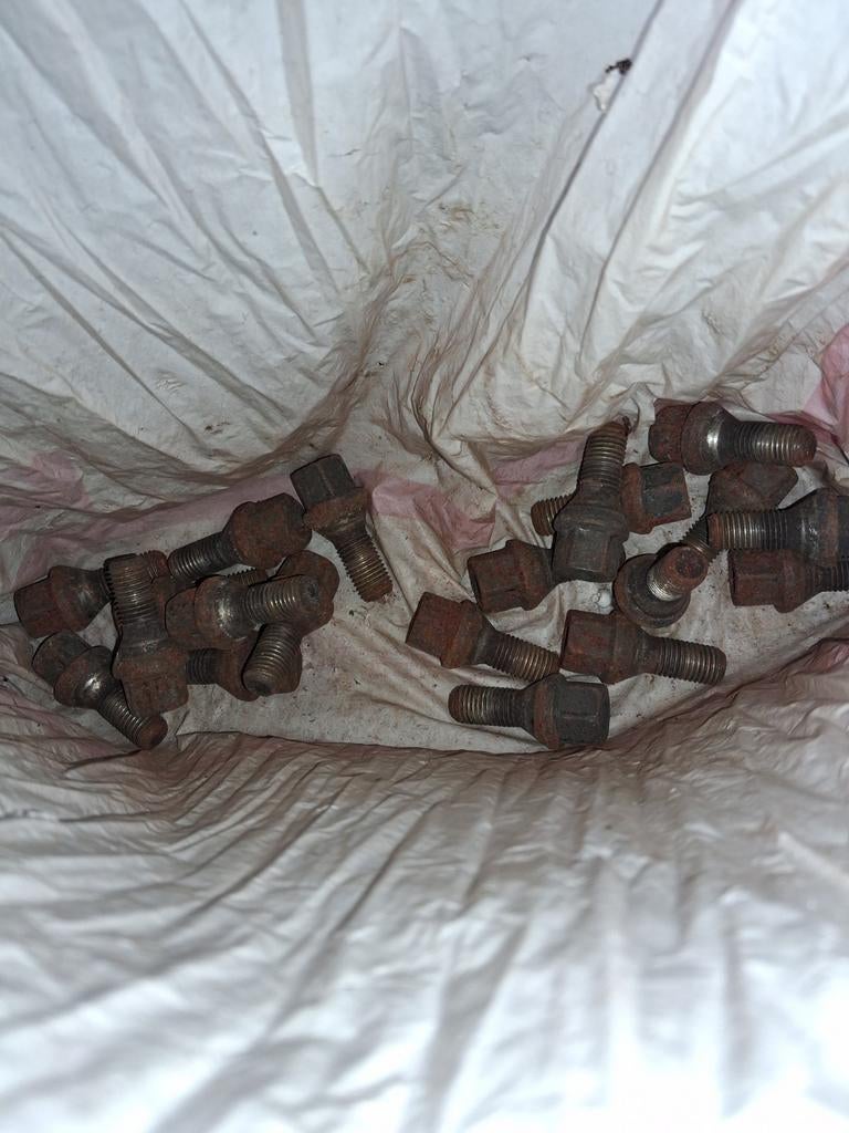 Diverse wielbouten en moeren m12 m14 gratis, Ophalen