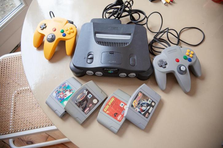 Nintendo 64 met 4 spellen, Spelcomputers en Games, Spelcomputers | Nintendo 64, Gebruikt, Met 2 controllers, Met games, Ophalen