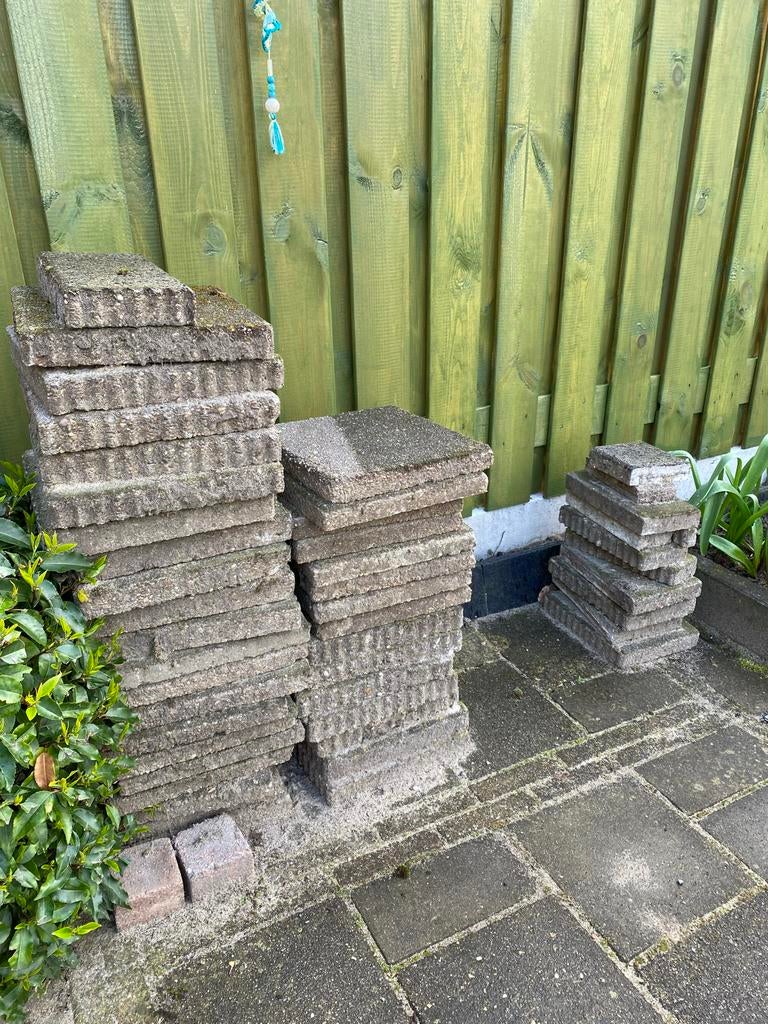 Gratis af te halen: Stoeptegels (36 hele en enkele halve), Tuin en Terras, Tegels en Klinkers, Gebruikt, Ophalen of Verzenden