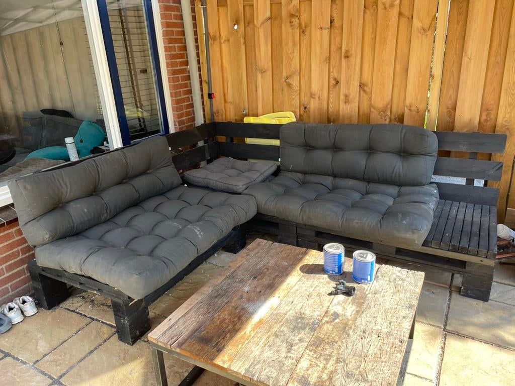 Zwarte palletbank met kussens - Hoekbank voor buiten, Tuin en Terras, Tuinsets en Loungesets, Ophalen, 4 zitplaatsen, Gebruikt