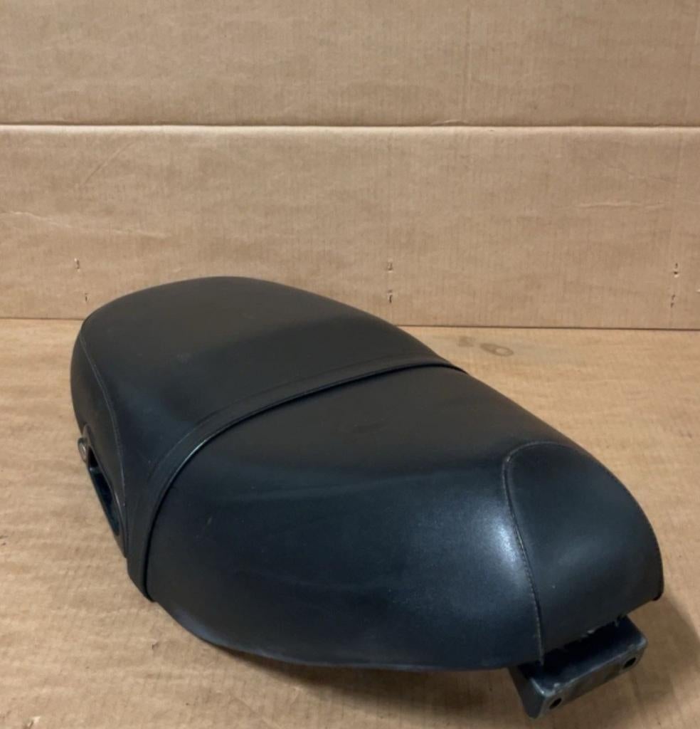 Zip type 3 zadel, Fietsen en Brommers, Brommeronderdelen | Scooters, Ophalen of Verzenden, Zo goed als nieuw, Zadel, Piaggio