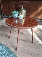 Zwaar bruin tafeltje met mozaïek tegeltjes, Ophalen, Overige materialen, Minder dan 50 cm, Gebruikt