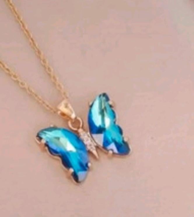 Nieuwe Gouden Ketting met Blauwe Kristal Vlinder Hanger, Blauw, Nieuw, Ophalen of Verzenden, Met kristal