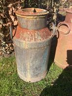 Twee oude melkbussen, Ophalen