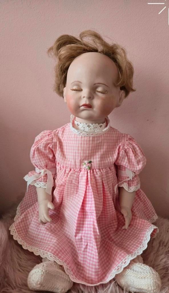 Grote slapende porseleinen pop – Bell Ceramics 1986, Verzamelen, Poppen, Ophalen of Verzenden, Gebruikt, Pop, Levensecht of Reborn