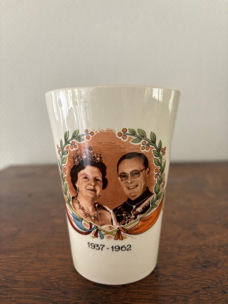 Vintage herinneringsbeker 25 jaar Juliana + Bernhard. Sphinx, Verzamelen, Ophalen of Verzenden, Zo goed als nieuw, Nederland, Servies