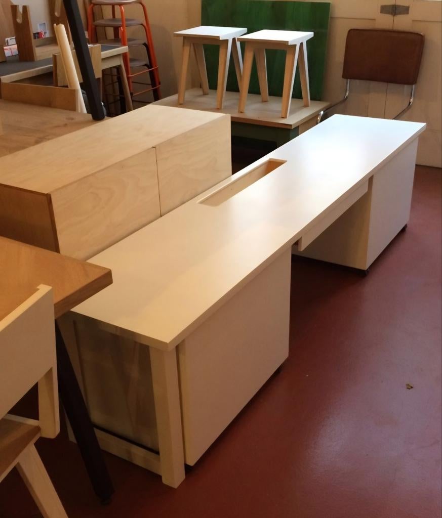Kinderbureau met opruimbakken
