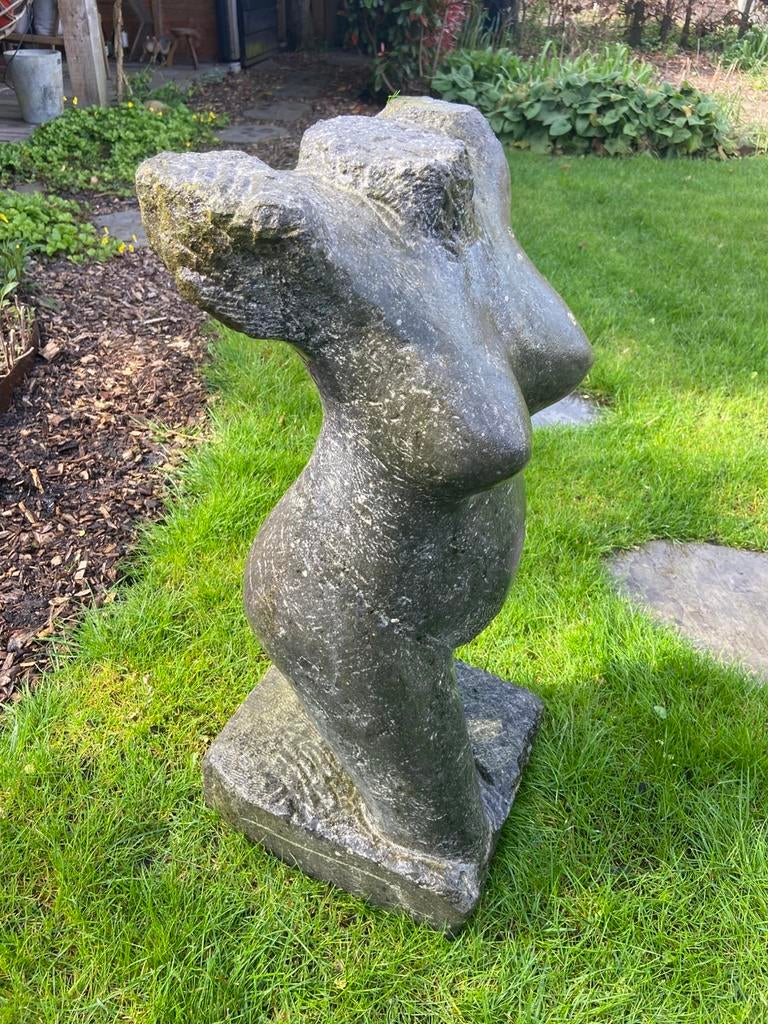 Kunst: uit steen gehouwen buste, torso, beeld, tuinbeeld, Ophalen, Zo goed als nieuw, Steen