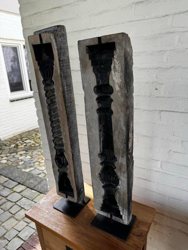 Authentieke houten mallen op metalen voet, Ophalen