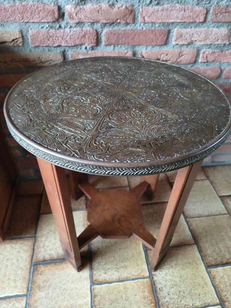 * Rond art deco tafeltje met rijk versierd koperen blad *, Ophalen of Verzenden