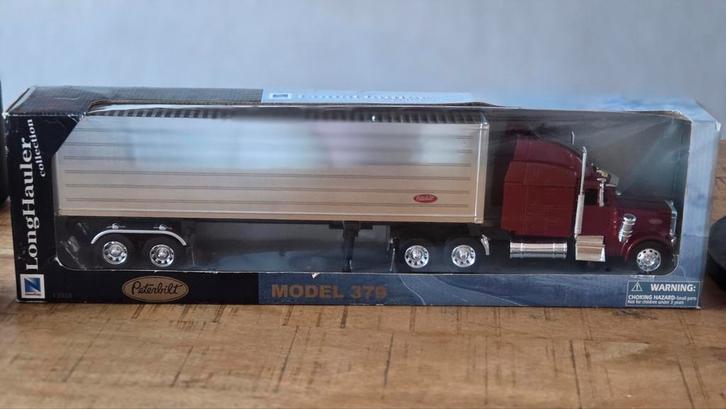 Peterbilt Model 379 LongHauler Collection Diecast Truck, Hobby en Vrije tijd, Modelbouw | Auto's en Voertuigen, Nieuw, Truck, 1:32 tot 1:50